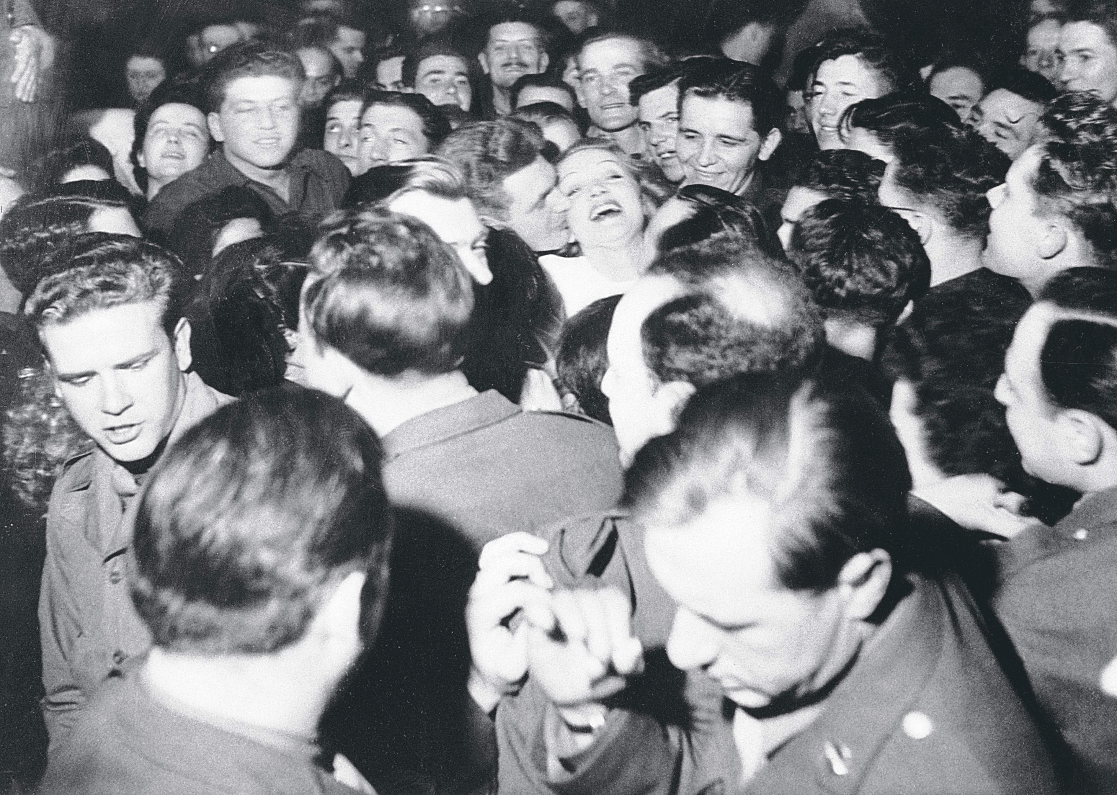 La actriz en un baño de multitudes tras su actuación en la inauguración del Paris Stage Door Canteen (Francia), en junio de 1945.