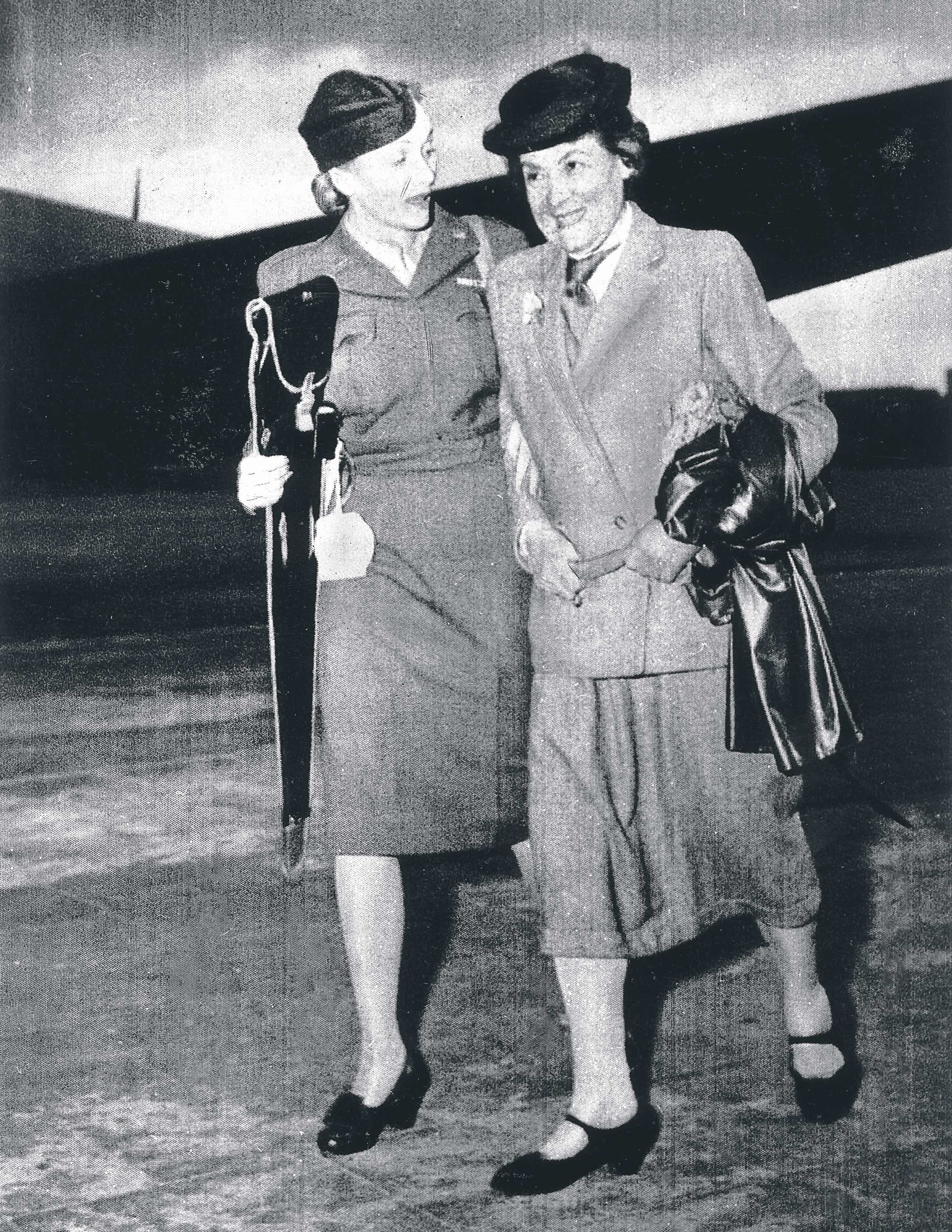 Marlene Dietrich abandonó Alemania en 1930, pero su madre se quedó en Berlín. Madre e hija se abrazaron por fin, tras años sin noticias la una de la otra, en el aeropuerto de Tempelhof (Alemania) en 1945.