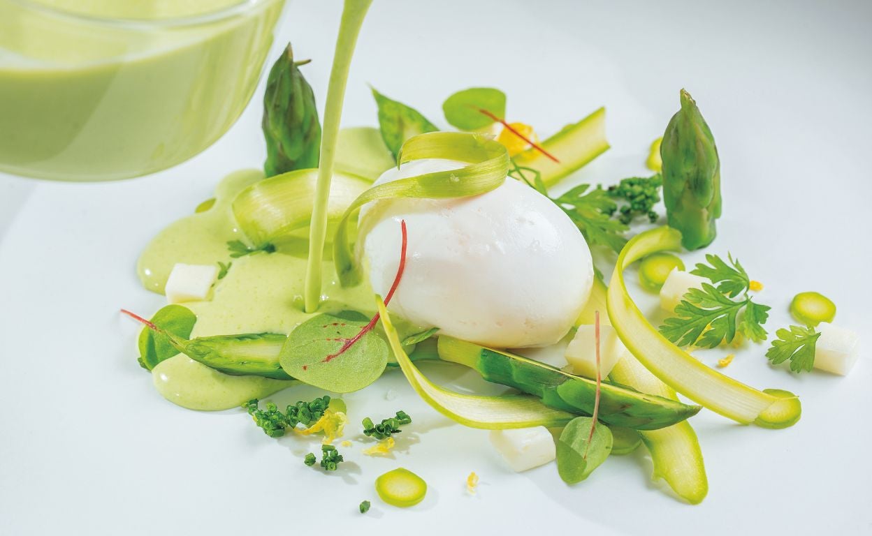 Sopa de espárragos, huevo y queso