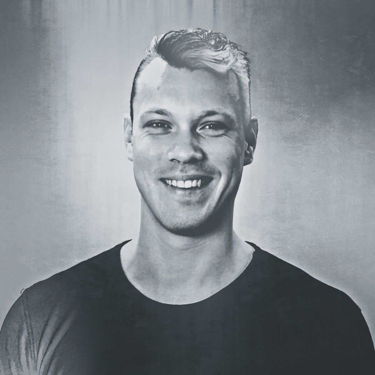 Domina el mercado corporativo con más de 50.000 empresas clientes y una valoración de más de mil millones. Se especializan en avatares que siguen guiones para vídeos de marketing corporativo. «Vi la tecnología y pensé: 'Esto va a cambiar todo lo que sabemos sobre la producción de contenidos'», comenta Victor Riparbelli, CEO de Synthesia y una de las cien personas más influyentes del mundo según Time en 2024.