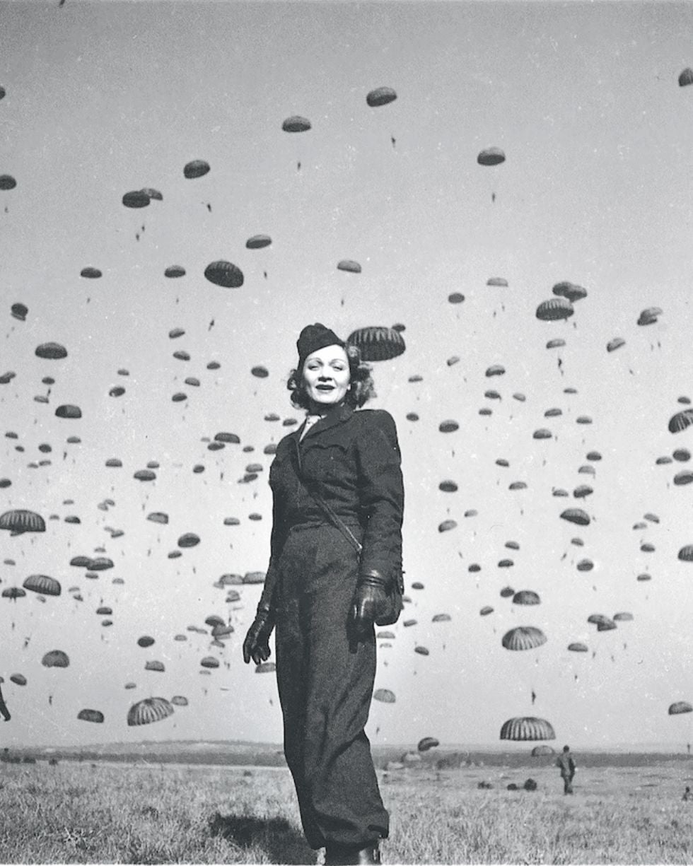 Marlene Dietrich con el uniforme del Ejército de Estados Unidos durante un ejercicio de prácticas de paracaidistas norteamericanos en Francia.