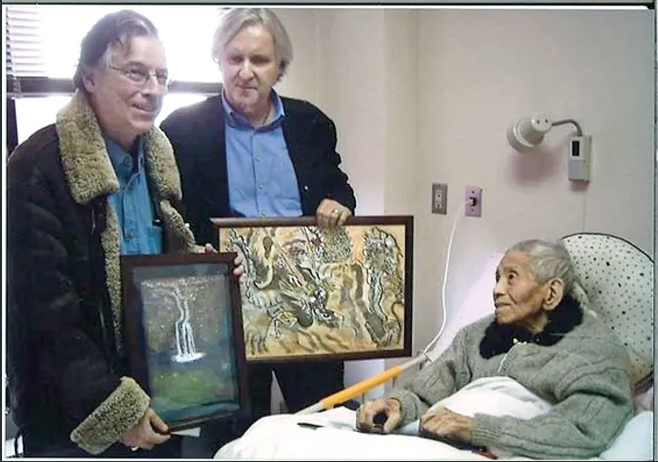 James Cameron y el escritor Charles Pellegrino con Tsutomu Yamaguchi, superviviente de Hiroshima y Nagasaki. Cameron prometió al japonés hacer una película con sus historia.