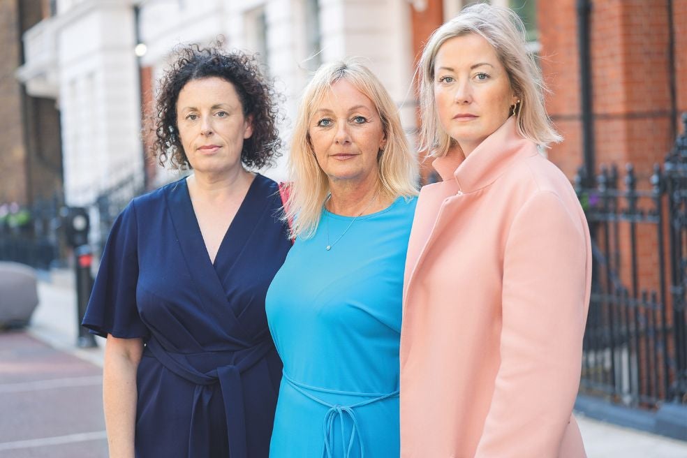 Katherine, Lindsay y Gemma, tres de las denunciantes de abusos por parte de Al-Fayed, que demandan a Harrods por fallar en su responsabilidad corporativa. Al-Fayed fue propietario de los almacenes entre 1985 y 2010, cuando los vendió al fondo de Qatar por 1500 millones de libras.