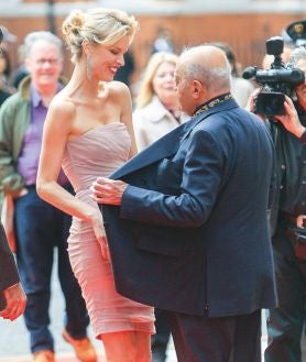 Imagen secundaria 2 - De mal gusto. Un ritual de Harrods era el inicio de las rebajas que Al-Fayed celebraba con mujeres famosas, que, dada su fortuna, reían sus gestos de mal gusto: Cher en 1999, Jennifer Love Hewitt en 2003 y Eva Herzigová en 2010.