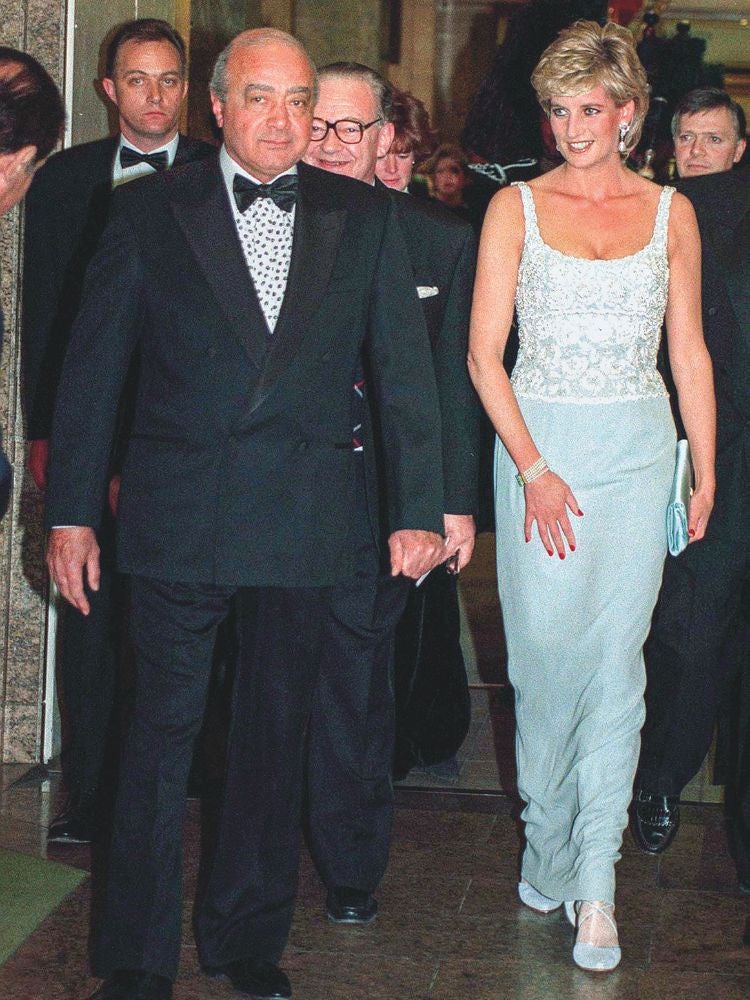Cuando Lady Di anunció su romance con un hijo de Al-Fayed, Dodi (con quien acabaría muriendo), saltaron las alarmas en la familia real. Se dijo que por ser musulmán, pero ya debían de conocer los 'hábitos' de su padre. Puede que la princesa también lo supiese porque ahora un asesor de Fayed cuenta que incluso a ella le hizo «propuestas repugnantes».