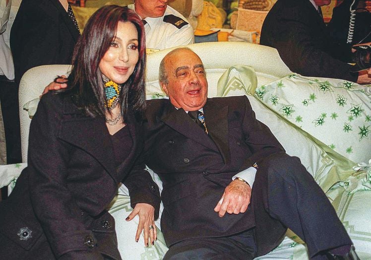 Imagen principal - De mal gusto. Un ritual de Harrods era el inicio de las rebajas que Al-Fayed celebraba con mujeres famosas, que, dada su fortuna, reían sus gestos de mal gusto: Cher en 1999, Jennifer Love Hewitt en 2003 y Eva Herzigová en 2010.