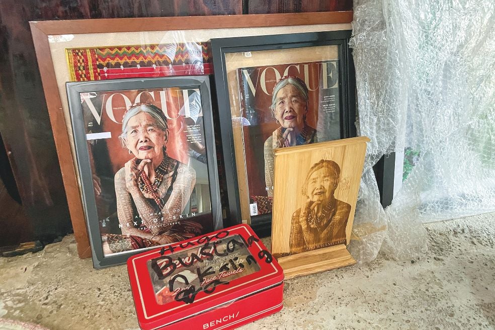 Whang-Od se convirtió en 2023 en la mujer con más edad en protagonizar la portada de la revista Vogue.