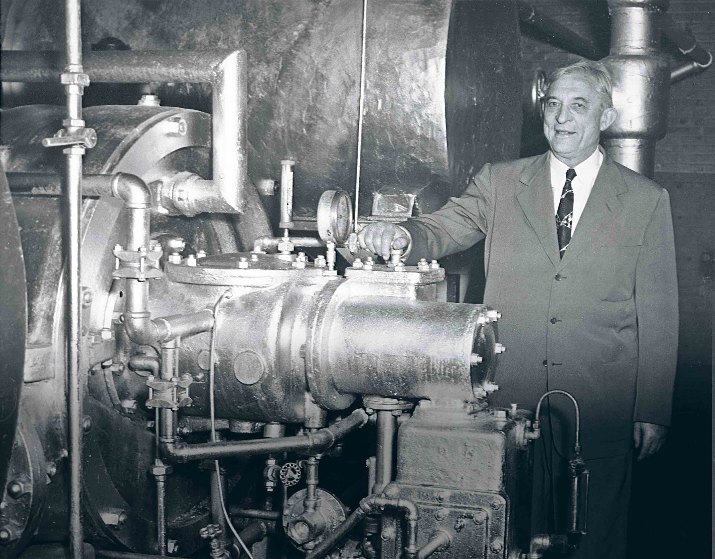 Willis Carrier posa con su aparato de aire acondicionado, que desarrolló con solo 25 años. Carrier Corporation sigue siendo hoy uno de los mayores fabricantes de aire del mundo.