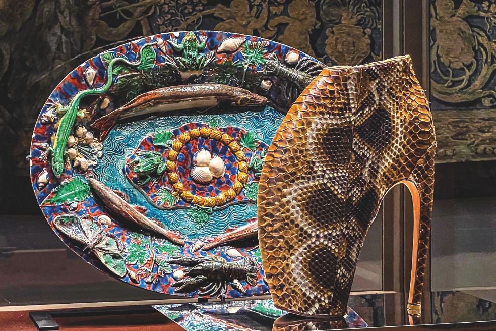 Un zapato creado por Alexander McQueen (1969-2010) junto a un plato de Bernard Palissy, célebre ceramista francés del 1500.