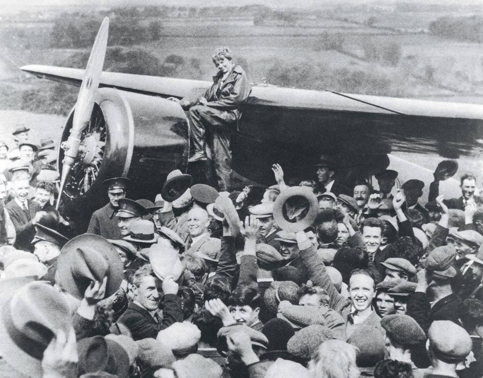 En 1932, Earhart se convirtió en la primera mujer en sobrevolar el Atlántico en solitario. En la imagen, tras aterrizar en Irlanda. Fue condecorada por el Congreso y la National Geographic Society y recibió la Legión de Honor francesa, las Llaves de Nueva York...