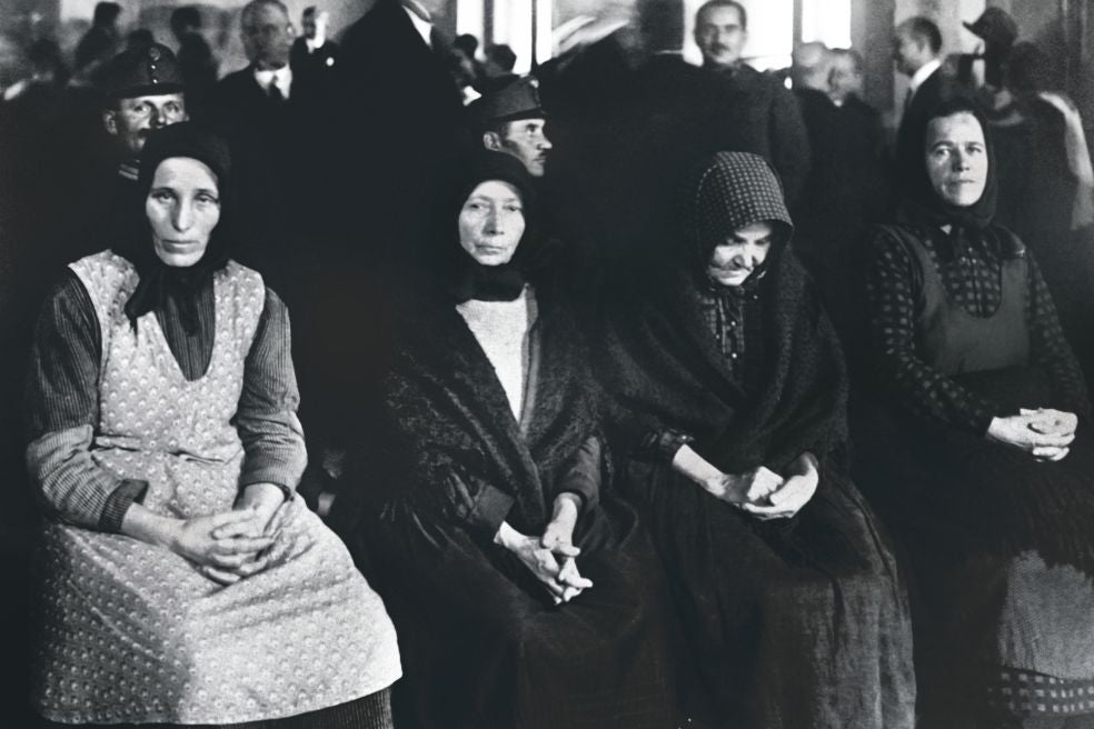 Varias mujeres acusadas de envenenamiento durante el juicio que tuvo lugar en 1929. La tercera por la izquierda es Julianna Lipka, que 'ayudaba' a otras mujeres desinteresadamente. Fue condenada a muerte y luego la pena se conmutó a cadena perpetua.