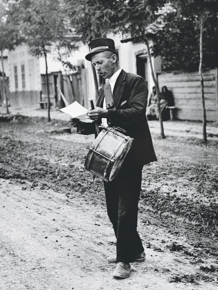 No hay fotos de la época de Nagyrév, salvo las hechas al desatarse el escándalo. Aquí, el pregonero anuncia la prohibición de acercase al cementerio porque la Policía está exhumando cadáveres para certificar su envenenamiento.