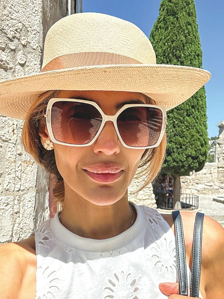 «En mis viajes de verano solo llevo vestidos de lino, un pañuelo de seda grande de Hermès, un sombrero de paja, trajes de baño y tantas gafas de sol como pueda encontrar», explica Shruti. Las gafas aportan estilo y no ocupan en el equipaje. «Y no hace falta llevar crema solar. En los yates abunda el protector».