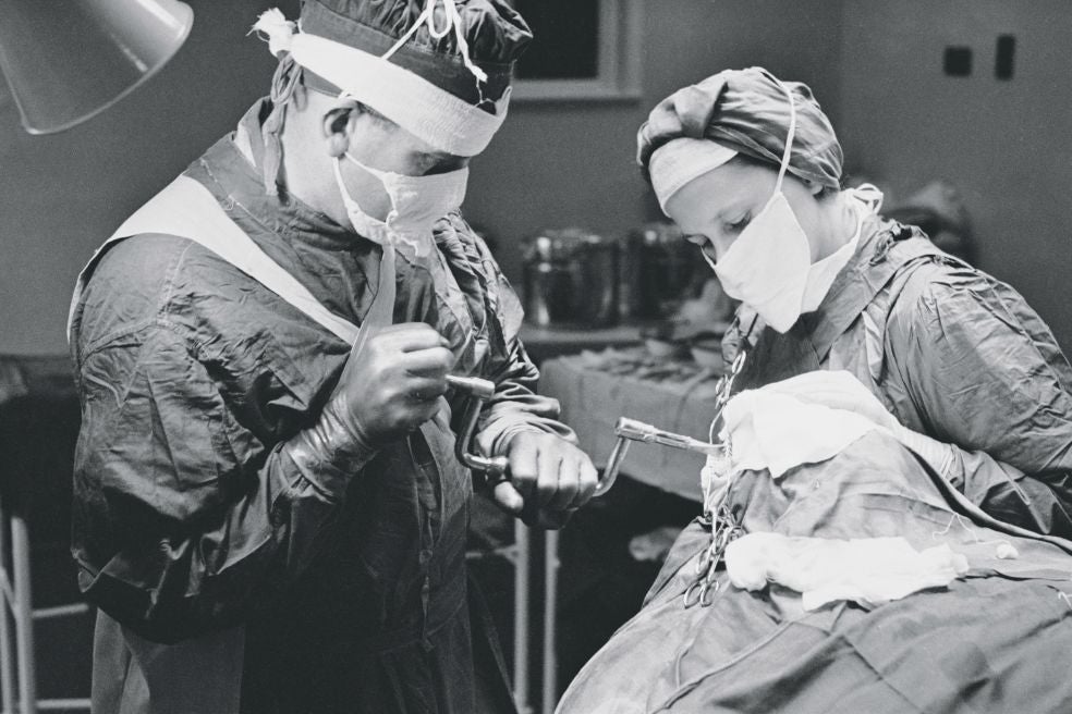 Otra forma de practicar la lobotomía era perforando el cerebro con un taladro manual, como se ve en la imagen de un hospital de Inglaterra en 1946.