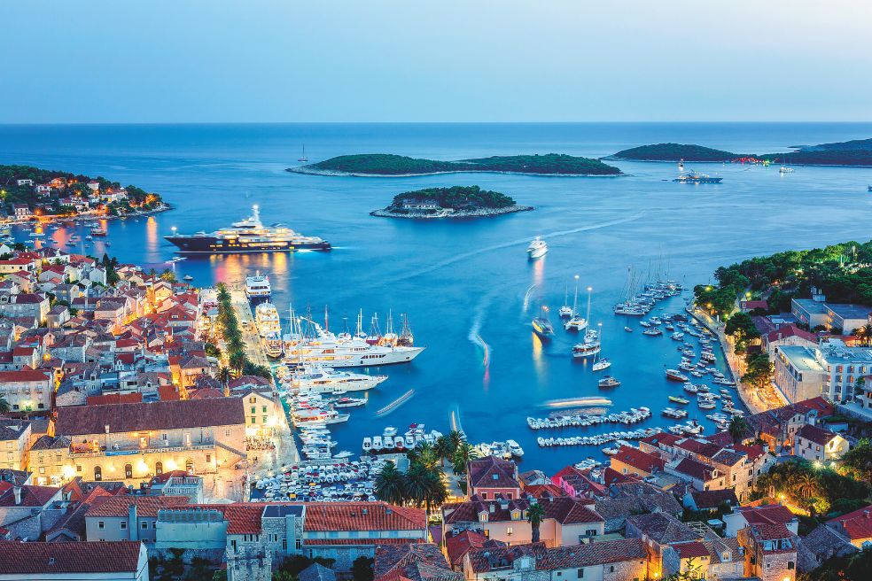 La isla croata de Hvar, en el Adriático, es un destino al alza que algunos ya comparan con Saint-Tropez, pero lo cierto es que es popular entre los propietarios de yates porque es uno de los puertos más baratos del Mediterráneo para repostar.