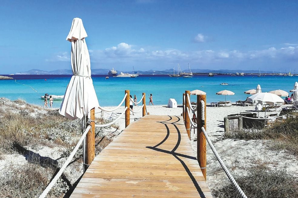 Pueden tener aspecto de chiringuito de playa, pero son extraordinarios restaurantes... con extraordinarios precios. En la costa de Formentera están algunos de los destinos favoritos de los yates para almuerzos 'informales'.
