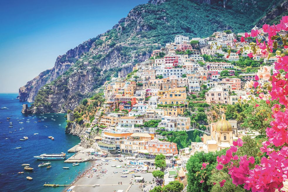 La costa amalfitana sigue atrayendo a los yates de lujo: las vistas de Positano, almorzar linguini de langosta con crema de limón en Terrazza Celè...