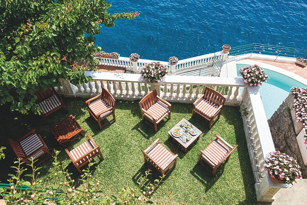 En la costa amalfitana, algunos se refugian de la multitud en el Palazzo Avino, en Ravello... y ven la puesta de sol en una terraza antes de volver a bordo.