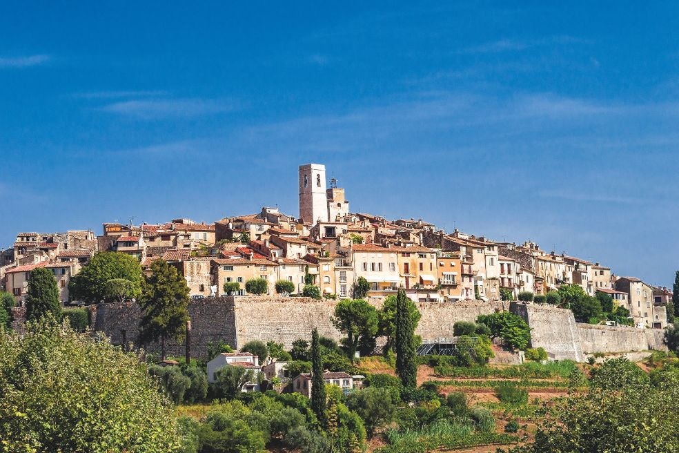 Saint-Paul-de-Vence, una de las ciudades medievales más antiguas de la Riviera francesa, es uno de los lugares favoritos de las grandes fortunas.