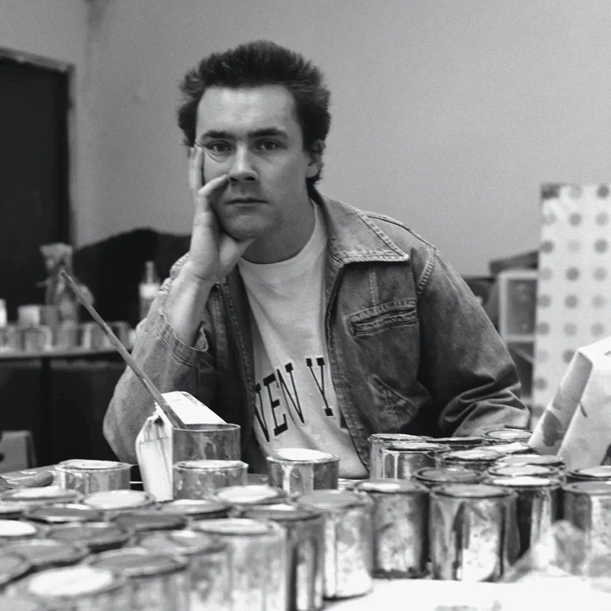Hirst admitió haber tenido problemas de drogadicción y alcoholismo en la década de 1990. Su comportamiento salvaje y excentricidades le garantizaron la atención de la prensa (para la que llegó a exhibir un cigarrillo en el pene) como la prohibición de entrar en ciertos clubs respetables de Londres.
