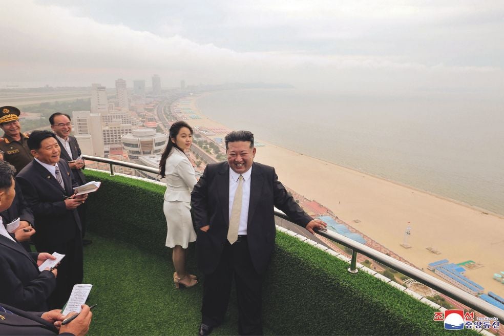 Kim Jong-un en la inauguración del complejo con su esposa, Ri Sol-ju, a la que no se veía desde hacía año y medio.