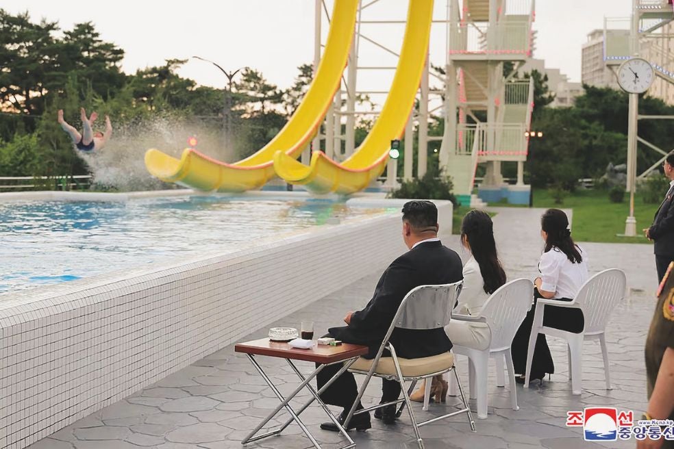 Kim Jong-un y su obsesión no sólo por controlarlo todo —hasta la puesta en marcha de un tobogán acuático—, sino, además, por comunicar al país que nada en Corea del Norte escapa a su mirada.