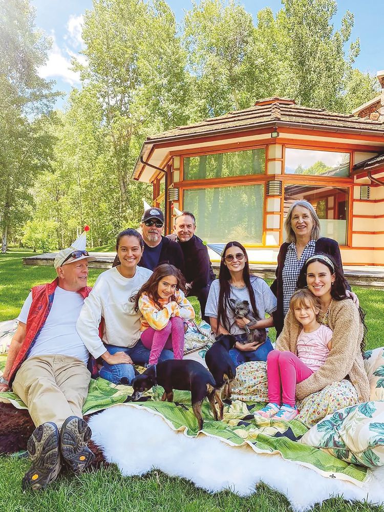 Willis en familia, incluida Demi Moore, su exesposa, con quien tuvo tres hijas. Una de ellas fue clave para Emma.