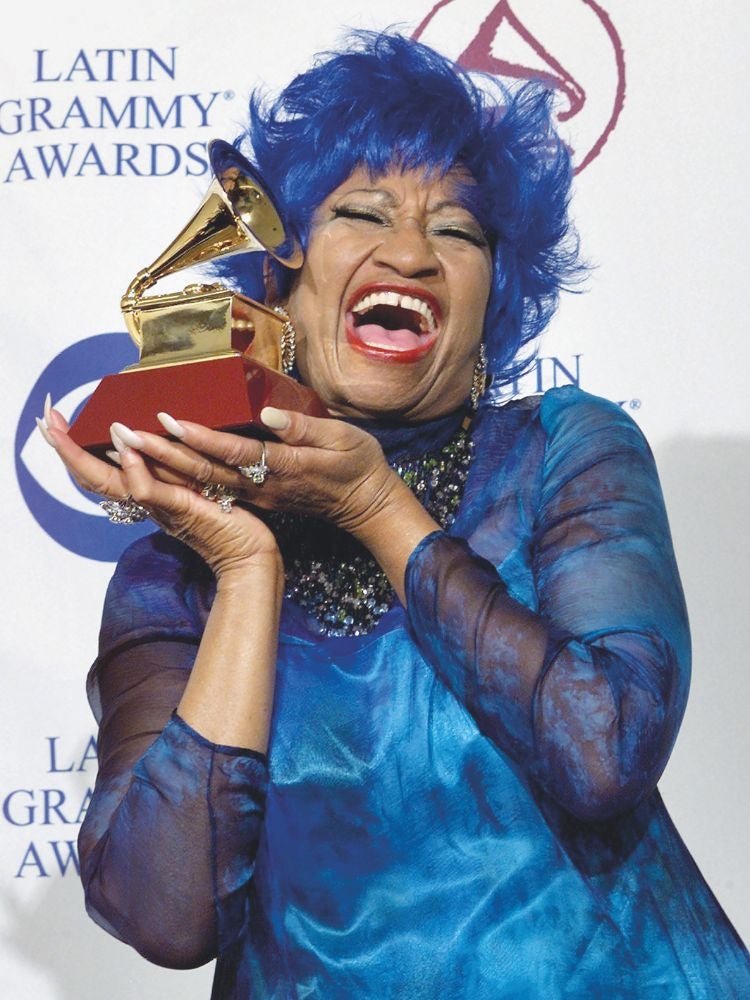 Con uno de sus cinco Grammy y una de sus muchas pelucas. Las usó desde los años sesenta. «Son la solución para arreglarme en poco tiempo», decía. Le gustaba el colorido.