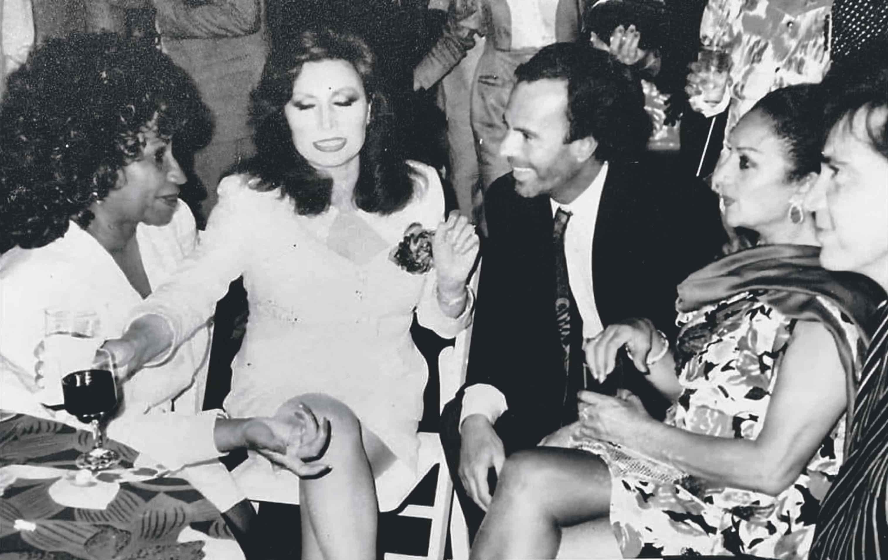 Lola Flores introdujo a Celia Cruz en España: le organizaba actuaciones en su tablao Caripen. Fueron íntimas. Aquí, Celia con Lola, Rocío Jurado, Julio Iglesias y José Luis el Puma Rodríguez en la fiesta que Julio organizó para Lola en su casa de Miami en 1992.