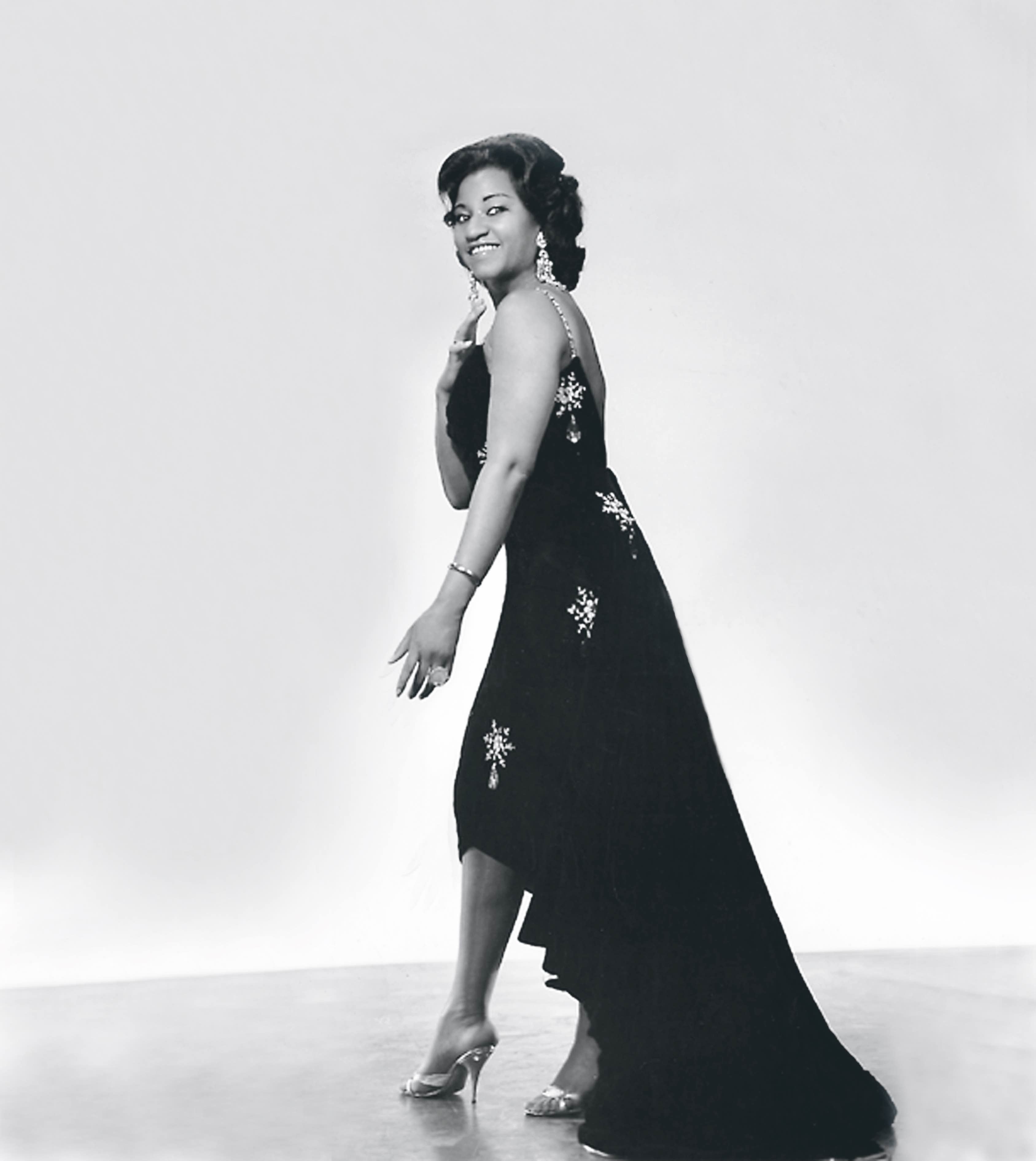 Eso le gritaba su tía Ana al ver a una jovencita Celia paralizada cuando competía en concursos musicales de radio. Luego fue la reina de la salsa.