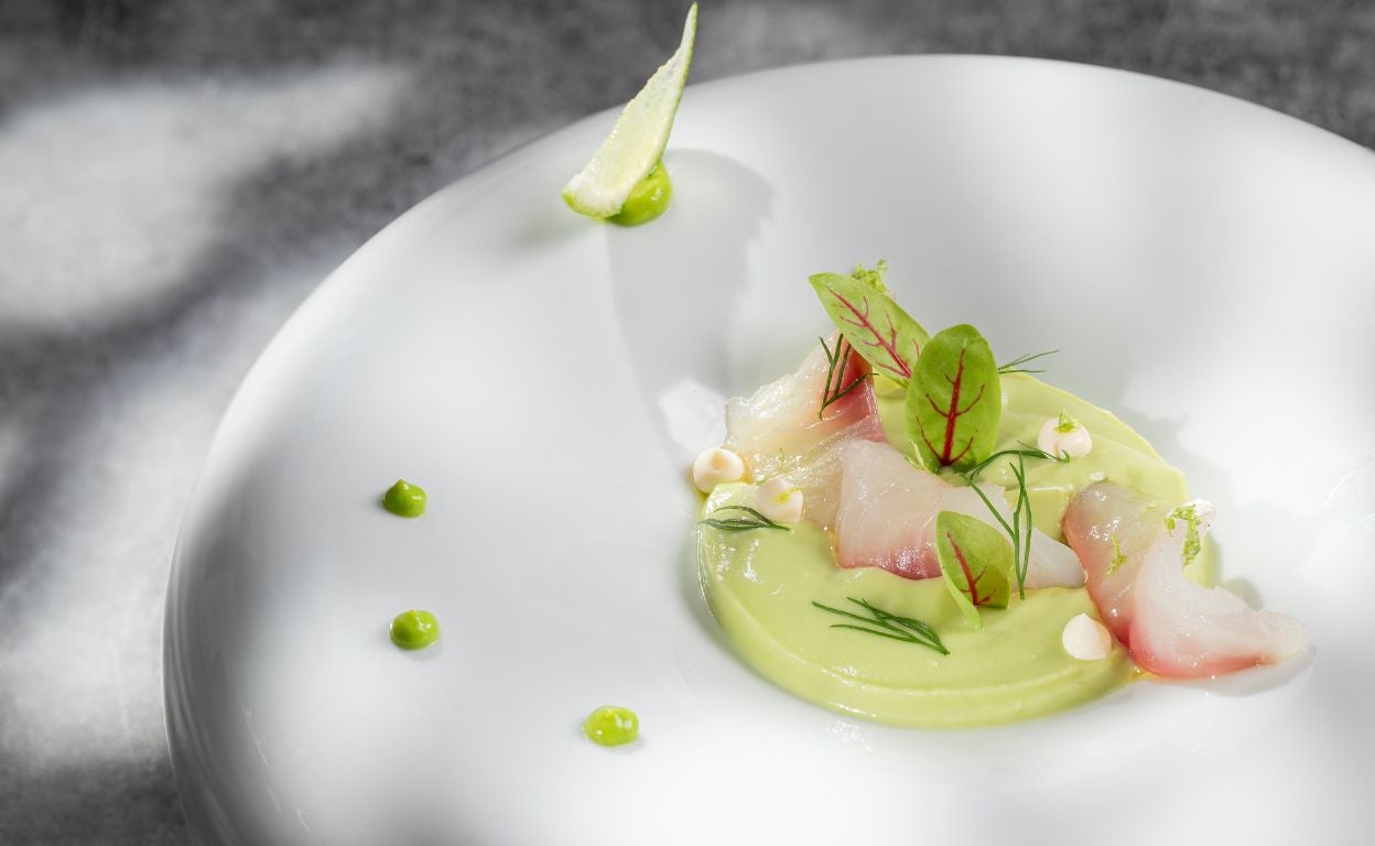 Crema fría de aguacate y coco con 'carpaccio' de salmonete