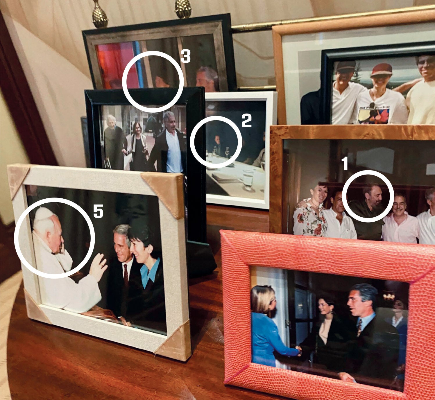 Imagen secundaria 1 - Todos los hombres de Epstein. En su mansión de siete pisos de Manhattan, Epstein recibía a la élite y abusó de cientos de menores. El 7 de agosto, The New York Times publicó fotos del interior de esa mansión. Además de decoración de dudoso gusto y la infame sala de masajes donde cometía sus delitos sexuales, había innumerables fotos con presidentes, magnates y famosos. Muchas son conocidas, como la de él y Ghislaine con Trump y Melania (arriba.), aunque en la enmarcada por Epstein recortó a Ghislaine y dejó a Melania entre él y Trump. También tenía fotos con Bill Clinton o Bill Gates. Pero otras eran inéditas. En la imagen, con Fidel Castro (1), Elon Musk (2), Mick Jagger (3) el príncipe heredero de Arabia Saudí, Bin Salman (4) y con Juan Pablo II.