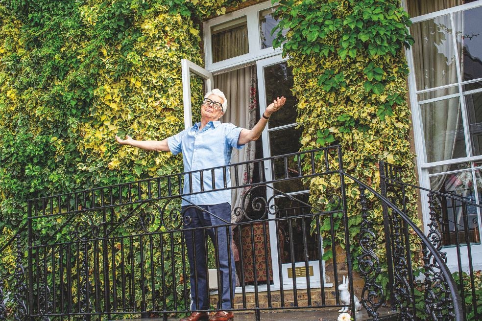 El escritor británico, a sus 76 años, en su mansión en Knebworth, al norte de Londres. Allí trabaja y vive con su mujer, Barbara, y sus perros.