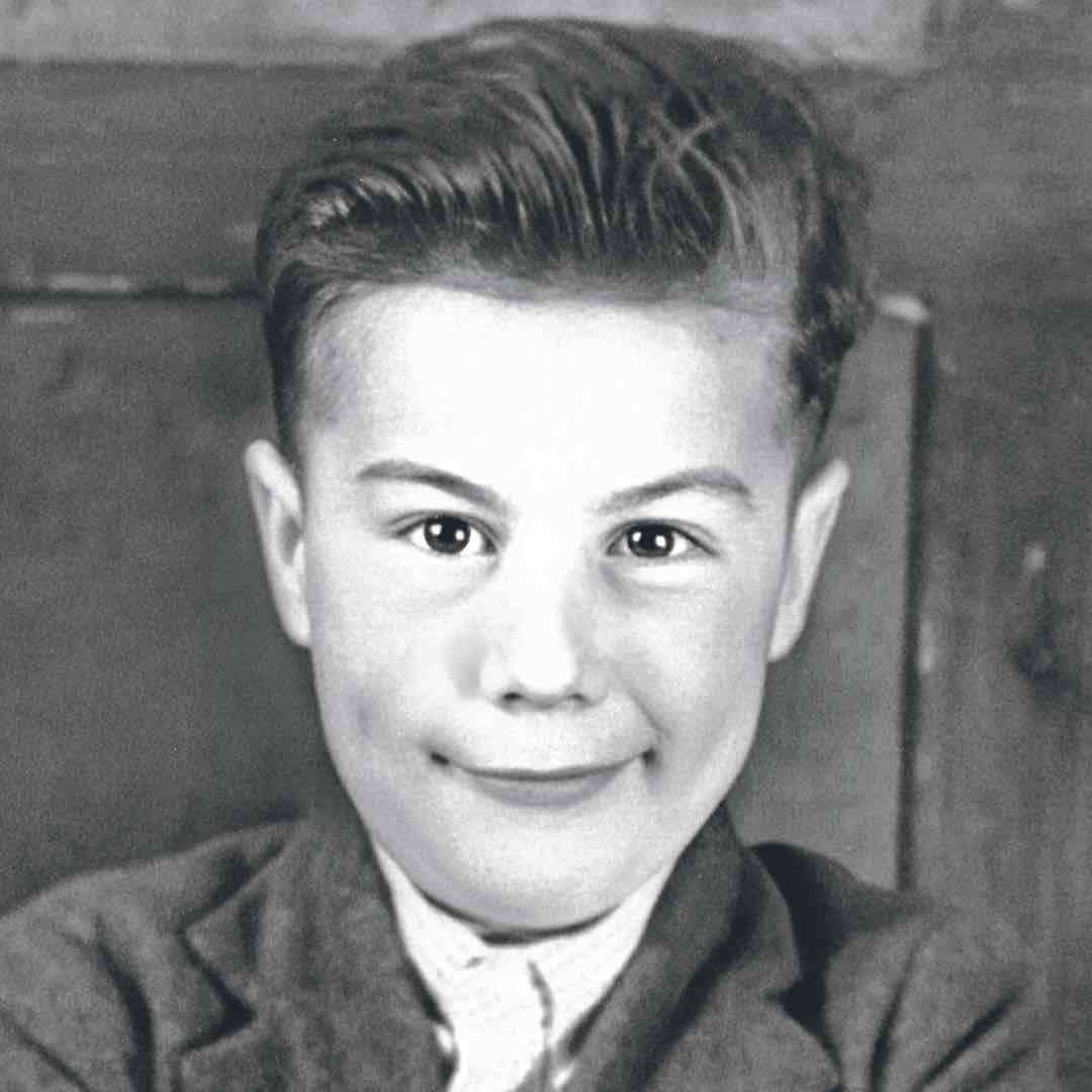 Follett (Cardiff, Gales, 1949) suele contar que su infancia fue decisiva para su vocación de narrador, y estuvo marcada por un ambiente estricto, religioso y sin acceso a diversiones 'mundanas', donde los libros se convirtieron en su universo.