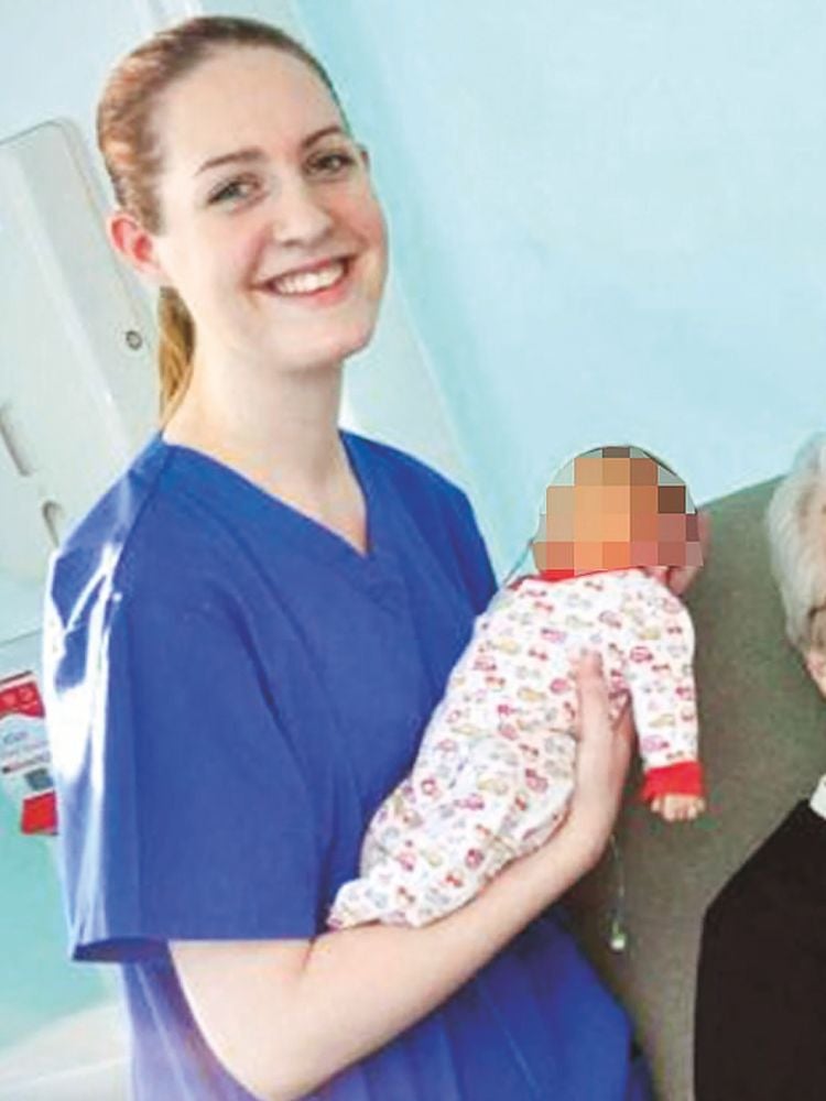 La enfermera Letby posa con uno de los bebés en el hospital donde trabajaba.