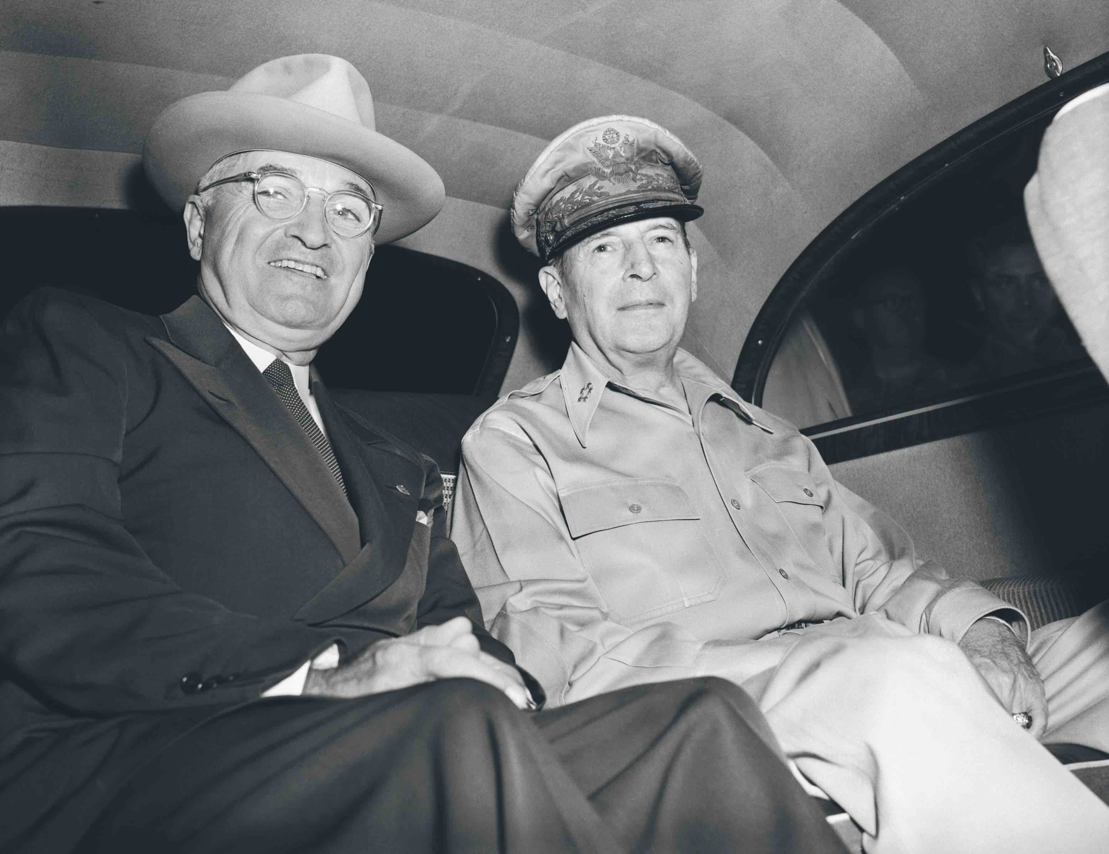 Con el presidente Truman (a la izda., en 1950) MacArthur no se entendió.