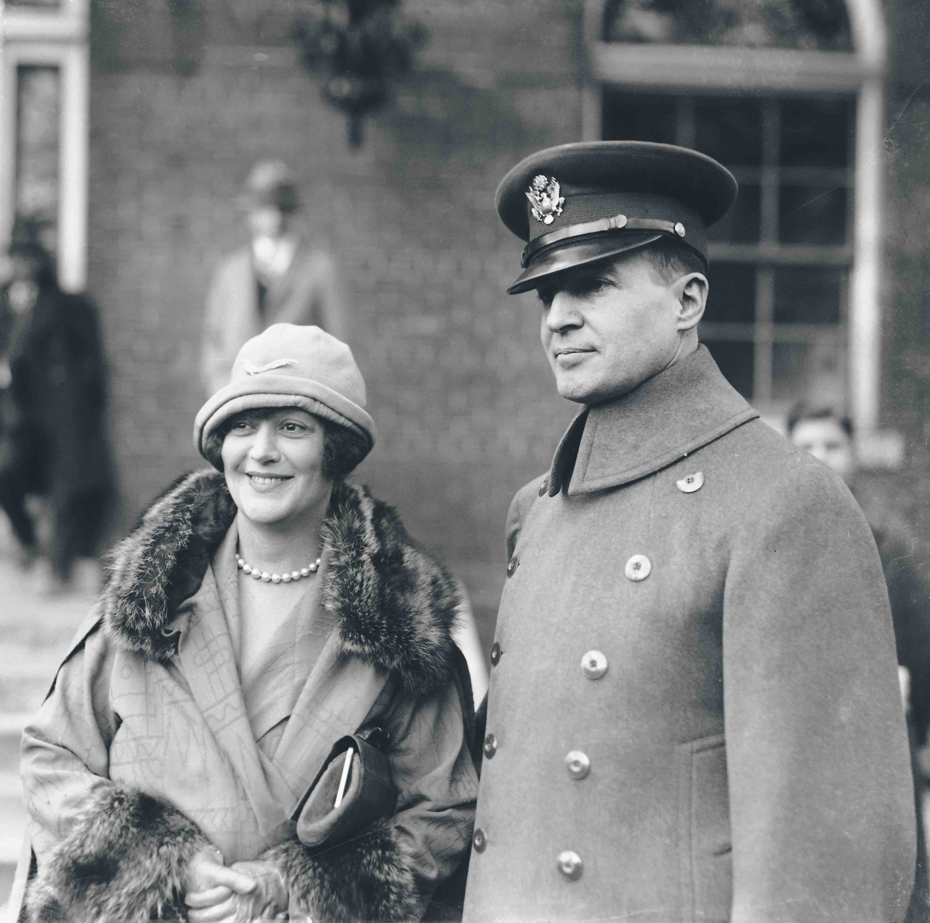 Con su primera mujer, Louise Cromwell Brooks, una rica socialite que lo acompañó a Filipinas.