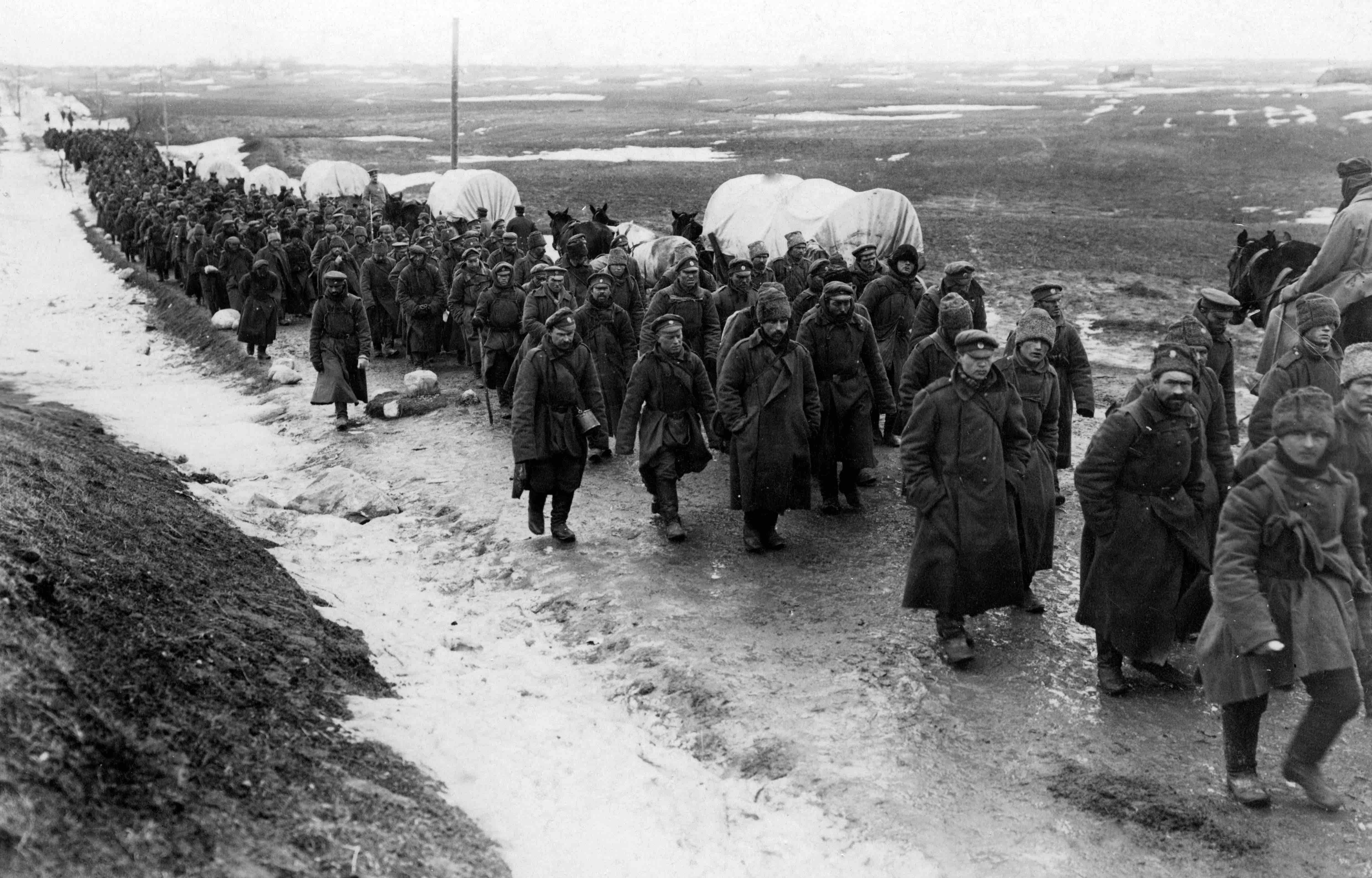 Por el corredor Suwalki han pasado todo tipo de tropas desde los tiempos de los teutones. En la primera y la segunda guerras mundiales fue una zona duramente disputada por alemanes y rusos, hasta acabar integrada en la URSS. En la foto, rusos derrotados en la batalla de Masuria cruzan Suwalki en 1915.