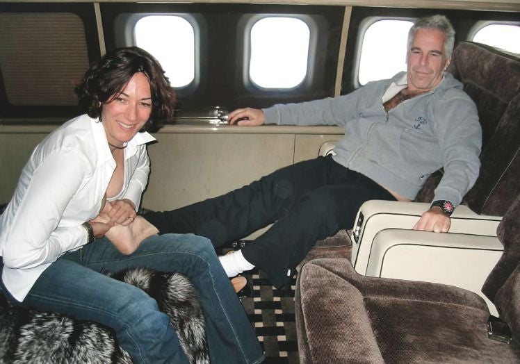 Ghislaine Maxwell, novia y cómplice de Epstein, es un personaje truculento. Hija de un magnate de la prensa británica que murió en extrañas circunstancias, se enamoró de Epstein cuando, con 30 años, llegó a Estados Unidos. Se convirtió en su pareja, en su contacto con personalidades al otro lado del océano, como el príncipe Andrés, y en su 'madame', proveedora de chicas menores de edad para satisfacer el depravado e insaciable apetito sexual de Epstein y de los personajes que frecuentaban su mansión en Nueva York y su isla privada en el Caribe.