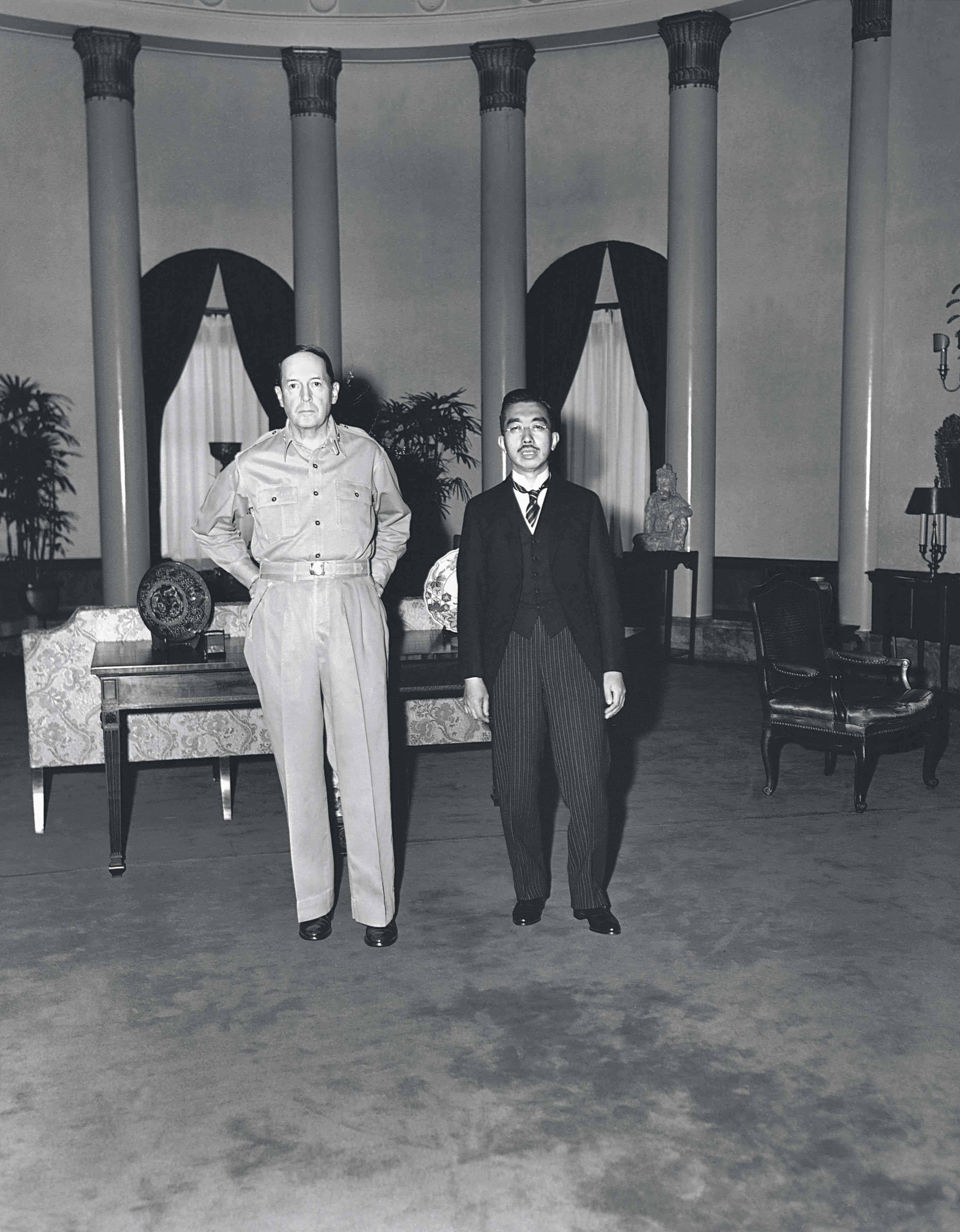 MacArthur, comandante de la ocupación japonesa, exculpó a Hirohito.