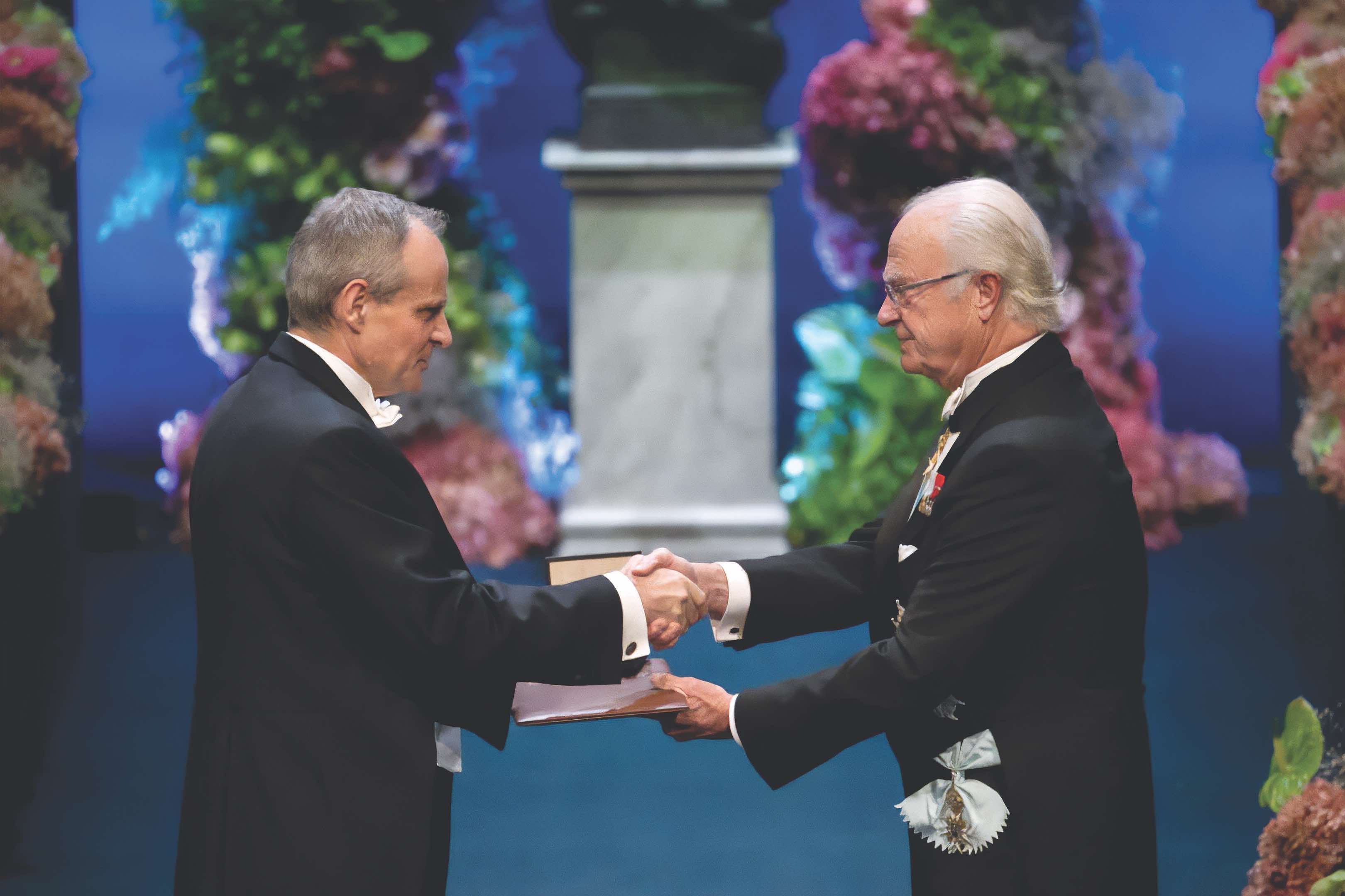 Johnson recibió el Nobel de Economía en 2024 junto con Daron Acemoglu (del MIT) y James Robinson (Universidad de Chicago) por sus estudios sobre cómo se forman las instituciones y afectan a la prosperidad. Probaron que las sociedades que reparten oportunidades son más prósperas que aquellas donde unos pocos acaparan el poder. En la imagen, Johnson recibe el galardón de manos del rey Carlos XVI Gustavo de Suecia.