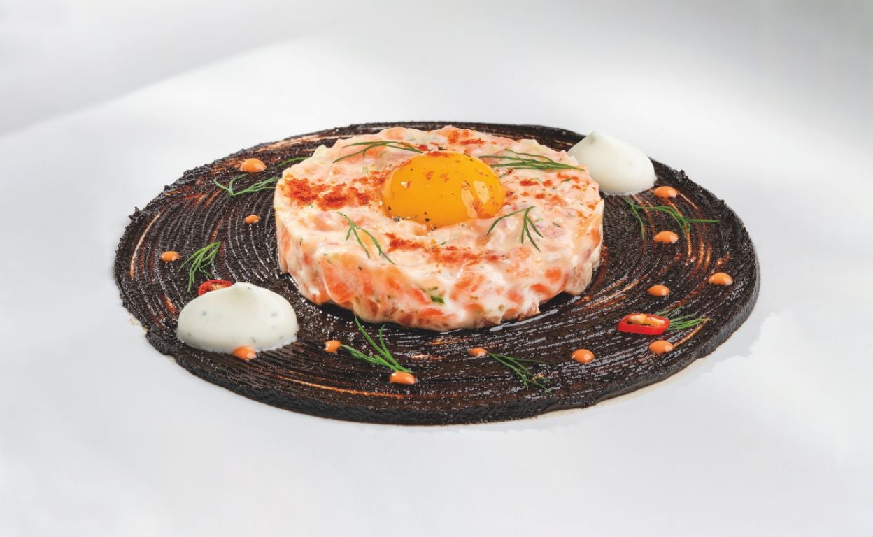 Tártaro clásico de salmones con pimentón de la Vera