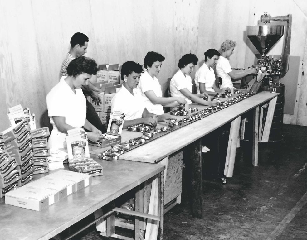 Trabajadoras de Morton Manufacturing en 1961 con ChapStick, la marca que dio nombre al bálsamo labial en Estados Unidos.