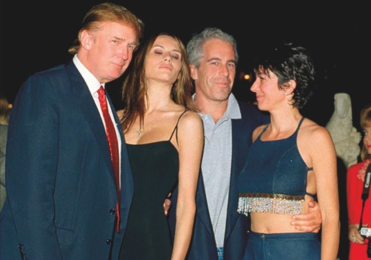 Imagen principal - Todos los hombres de Epstein. En su mansión de siete pisos de Manhattan, Epstein recibía a la élite y abusó de cientos de menores. El 7 de agosto, The New York Times publicó fotos del interior de esa mansión. Además de decoración de dudoso gusto y la infame sala de masajes donde cometía sus delitos sexuales, había innumerables fotos con presidentes, magnates y famosos. Muchas son conocidas, como la de él y Ghislaine con Trump y Melania (arriba.), aunque en la enmarcada por Epstein recortó a Ghislaine y dejó a Melania entre él y Trump. También tenía fotos con Bill Clinton o Bill Gates. Pero otras eran inéditas. En la imagen, con Fidel Castro (1), Elon Musk (2), Mick Jagger (3) el príncipe heredero de Arabia Saudí, Bin Salman (4) y con Juan Pablo II.
