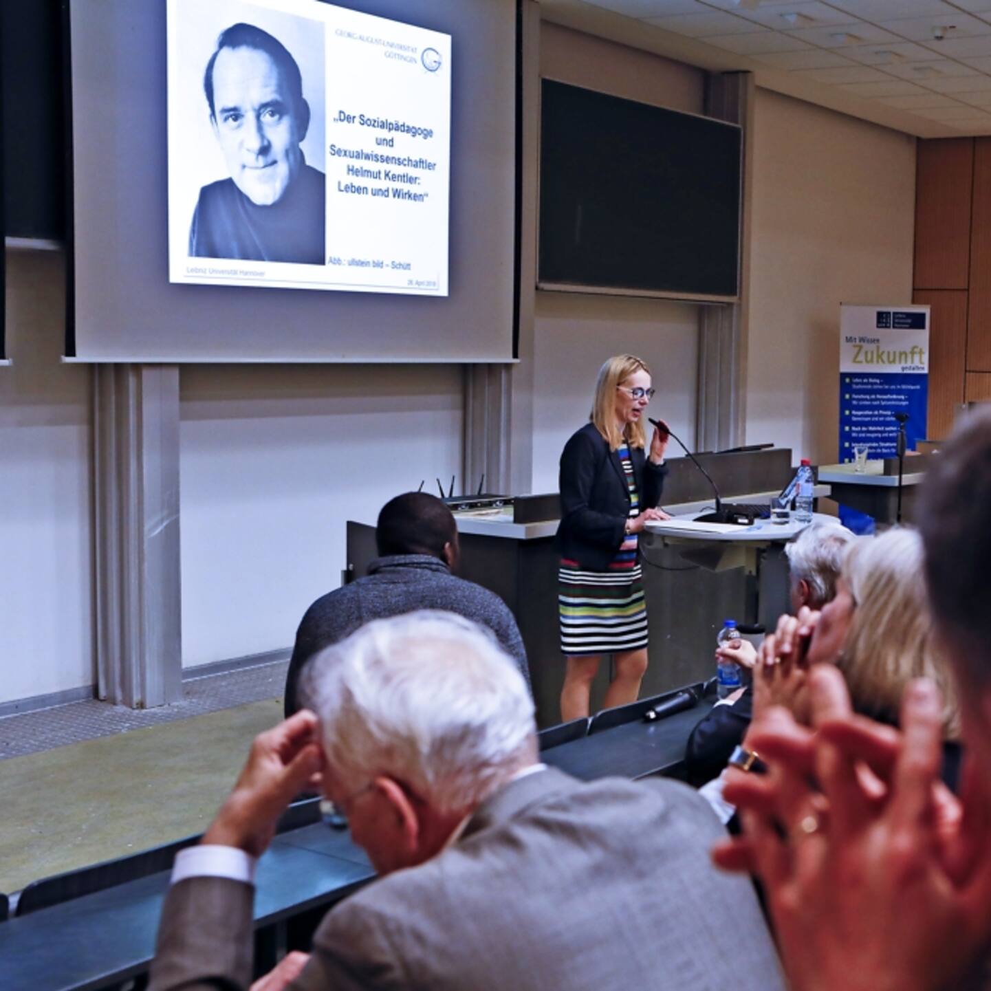 La entonces estudiante de Ciencias Políticas Teresa Nentwig (en la foto, en una conferencia sobre Kentler) inició la primera investigación sobre el caso en 2006, al descubrir que el Ayuntamiento de Berlín (a través de su órgano directivo llamado Senado, que integran el alcalde y los concejales) había aprobado las prácticas de Kentler. No pudo encontrar apenas documentación oficial, pero pronto fueron surgiendo testimonios de víctimas que permitieron ahondar en el crimen.