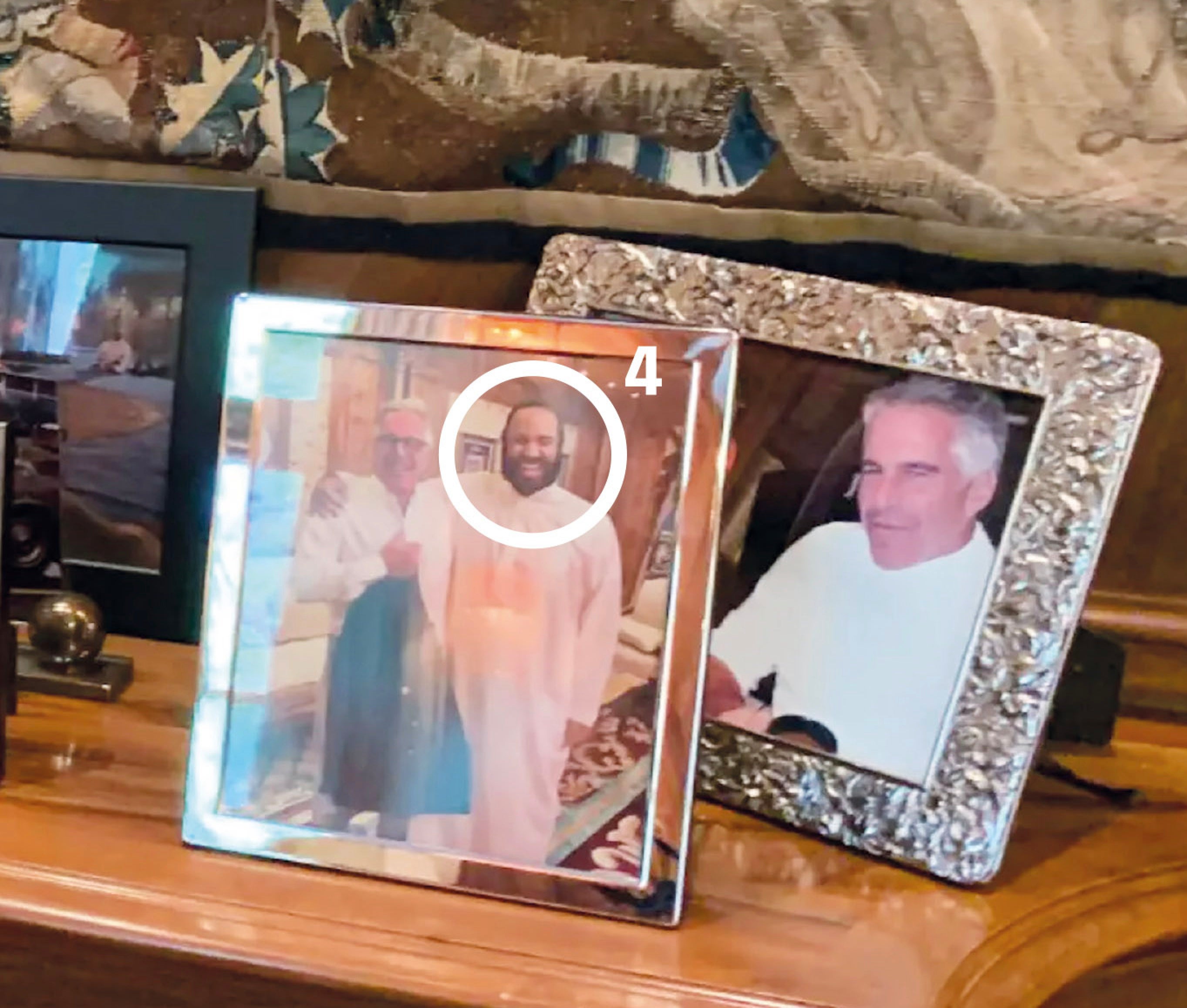 Imagen secundaria 2 - Todos los hombres de Epstein. En su mansión de siete pisos de Manhattan, Epstein recibía a la élite y abusó de cientos de menores. El 7 de agosto, The New York Times publicó fotos del interior de esa mansión. Además de decoración de dudoso gusto y la infame sala de masajes donde cometía sus delitos sexuales, había innumerables fotos con presidentes, magnates y famosos. Muchas son conocidas, como la de él y Ghislaine con Trump y Melania (arriba.), aunque en la enmarcada por Epstein recortó a Ghislaine y dejó a Melania entre él y Trump. También tenía fotos con Bill Clinton o Bill Gates. Pero otras eran inéditas. En la imagen, con Fidel Castro (1), Elon Musk (2), Mick Jagger (3) el príncipe heredero de Arabia Saudí, Bin Salman (4) y con Juan Pablo II.