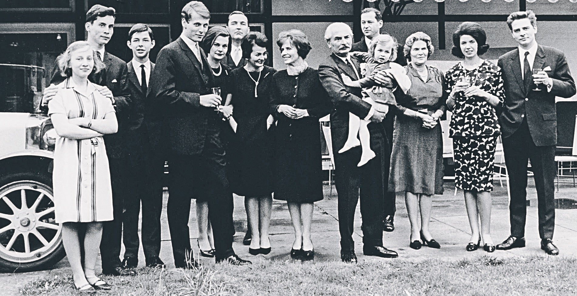 En la foto, la séptima y la octava generaciones de la familia: el conde Roland Faber-Castell (con la niña en brazos) y, a la izquierda del conde en la imagen, Katharina. Ahora, la empresa Faber-Castell la dirige la novena generación. Fabrican más de dos mil millones de lápices que se venden en todo el mundo.