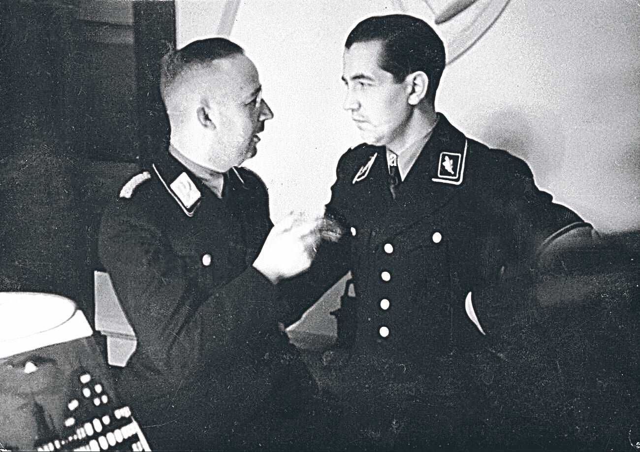 Diels era hijo de granjeros, pero prosperó en sociedad. Y gustó a las mujeres. Las cicatrices de la cara se las ganó en duelos de amores. Se casó con la viuda del hermano de Hermann Göring, su protector. Con Heinrich Himmler (en la foto), en cambio, no se llevó bien y lo apartó de la Gestapo. A pesar de su vinculación con el nazismo, no fue acusado en Núremberg.