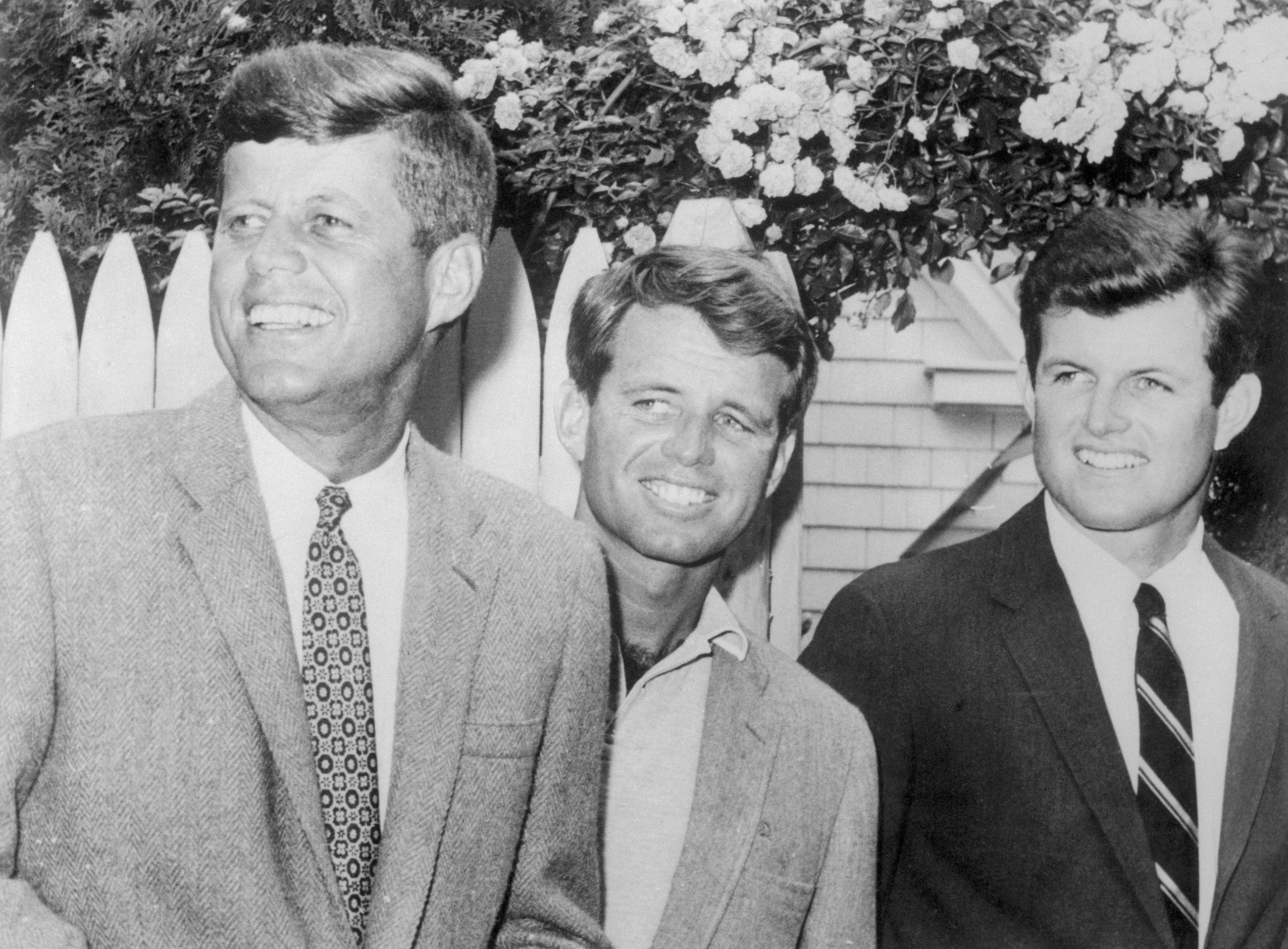 Durante 65 años ha habido un Kennedy en un cargo electo. Ahora, en la cuarta generación de la saga no hay ninguno. Y están divididos. Se acusan unos a otros de mancillar el apellido. Arriba John, Robert y Ted Kennedy, las estrellas de la segunda generación de la familia.