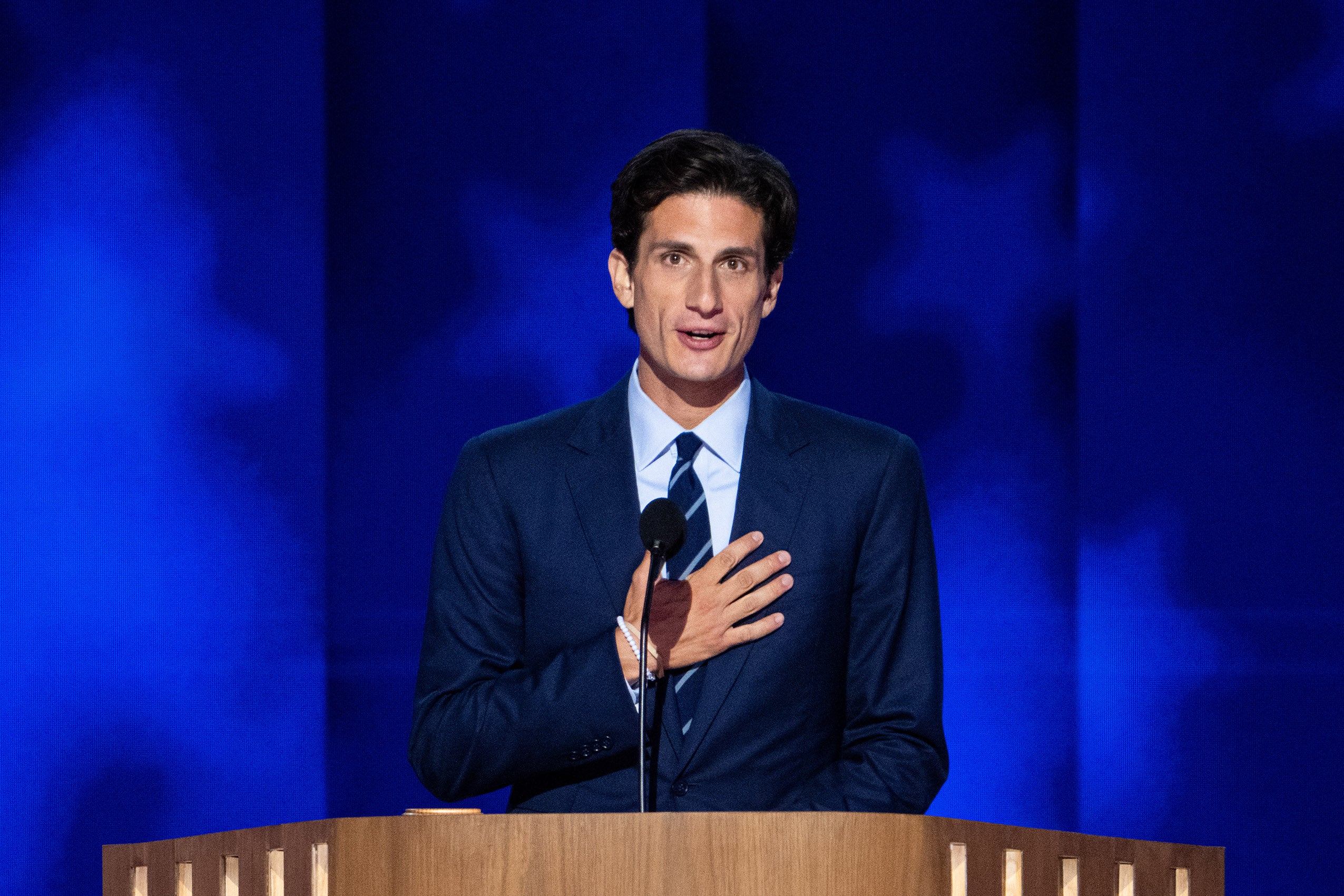 Jack Schlossberg, el único nieto varón del presidente John Fitzgerald Kennedy arremete desde las redes sociales contra su tío Robert, secretario de Salud con Donald Trump. Ha dejado caer la posibilidad de presentarse como congresista.